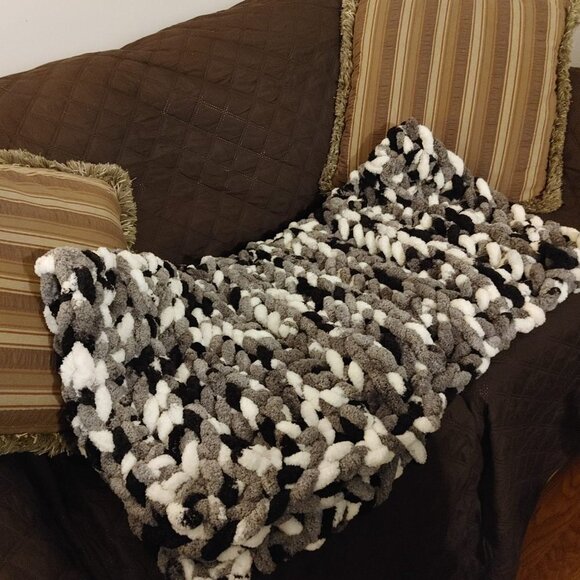 NEW- Hand Crocheted Chunky Yarn Blanket/Throw - Picture 3 of 6